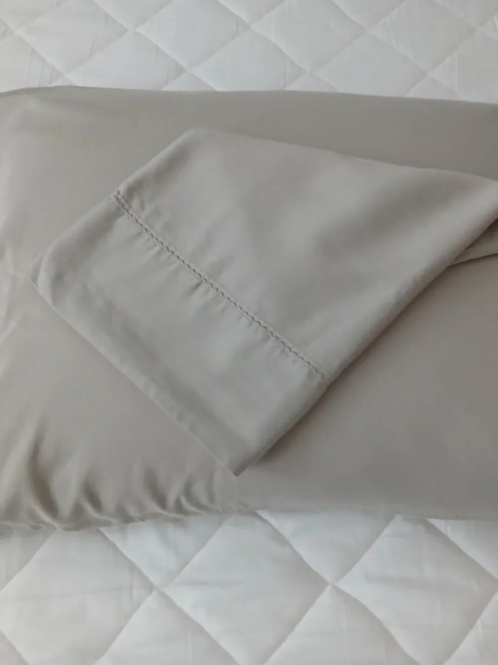 TAHARI Pillowcases with Top Stitch Detail (2) Standard size - Taupe